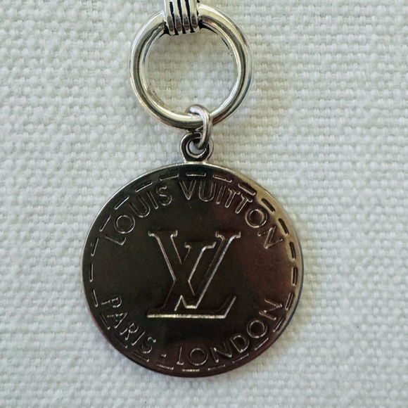 Louis Vuitton Silver Vintage 1 1/4” Keychain Pendant 18” Silver Plated Chain - Picture 3 of 5